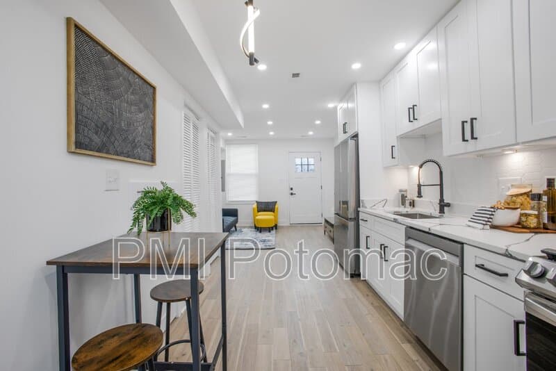 Washington Townhome: 702 19th St NE