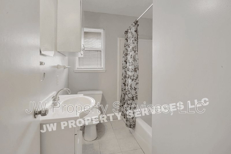 Metairie House: 124 Lake Ave