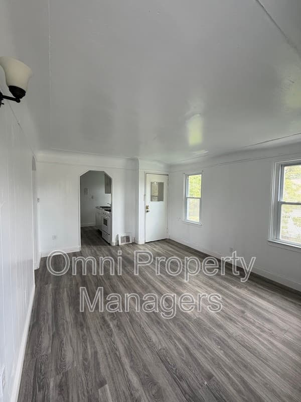 Warren House: 7568 Hudson Ave