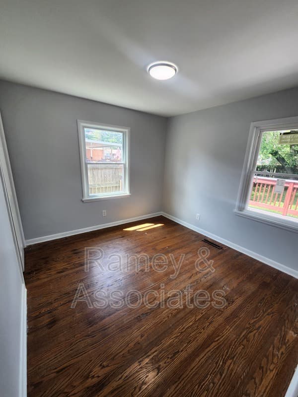 Louisville House: 6126 Middlerose Circle