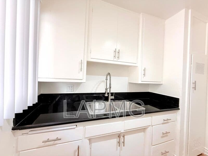 Los Angeles House: 4948 Rosewood Avenue