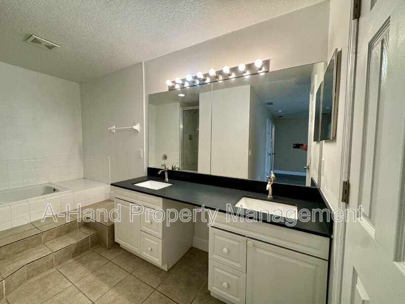 Davenport Condo: 522 Australian Way