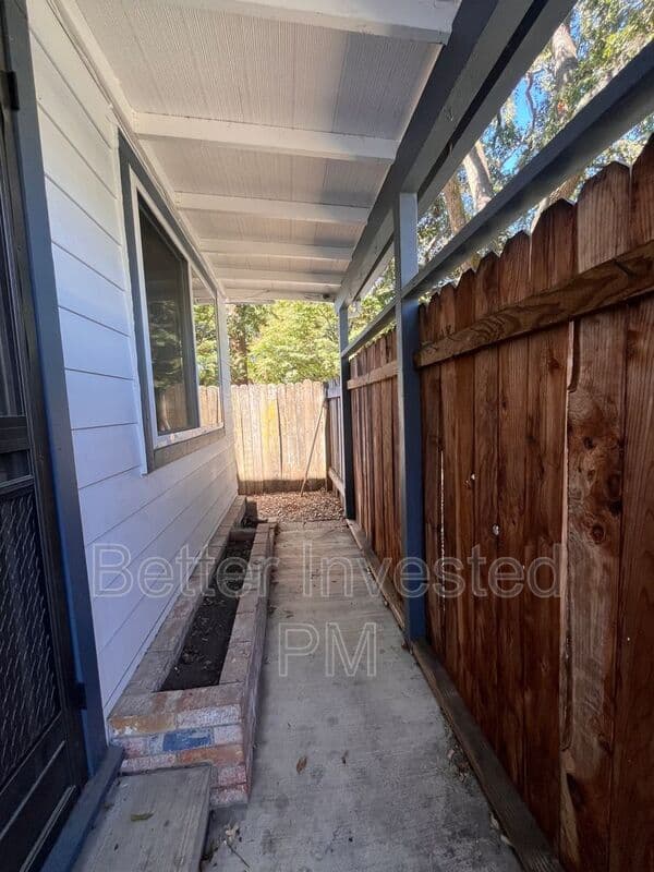 Santa Rosa House: 925 Beaver Ln