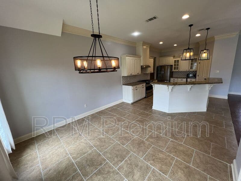 Zachary House: 7335 Oakview Dr.
