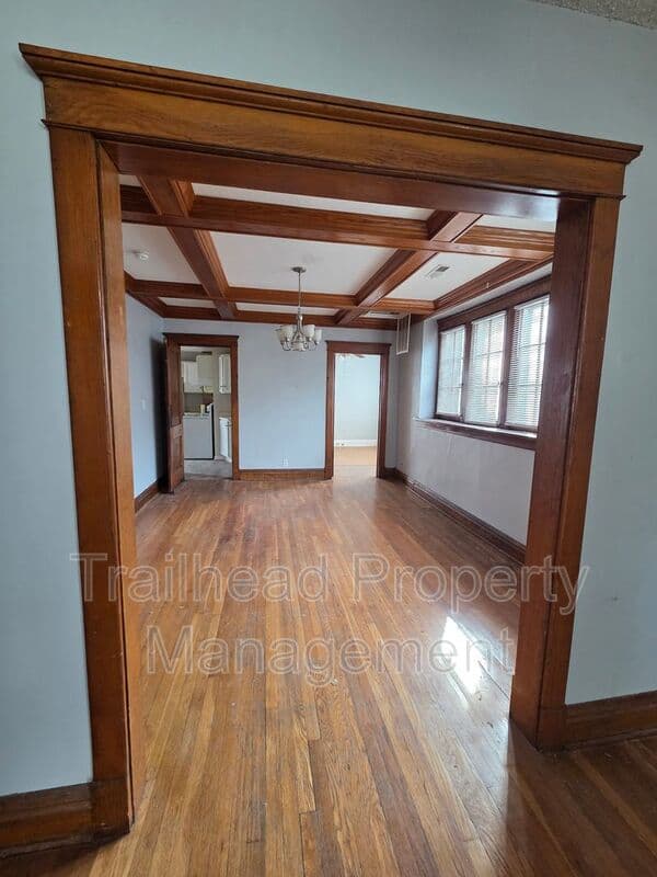 Kansas City House: 219 N Monroe