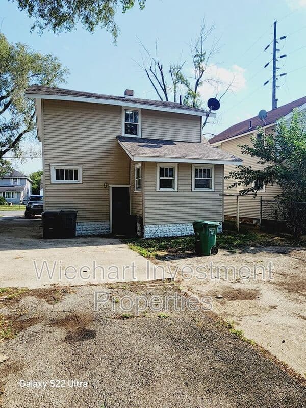 Lima House: 580 W Grand Ave