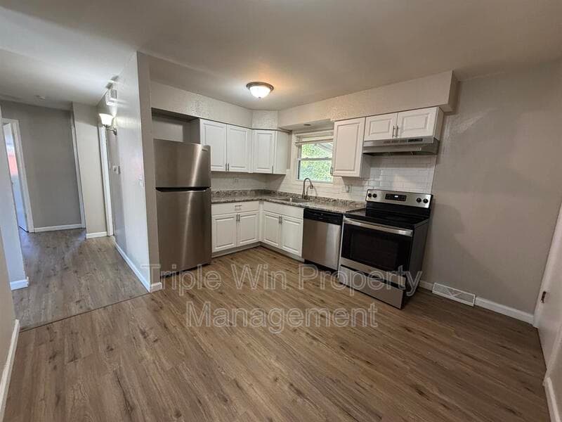 Saint Louis House: 1380 Cove Ln