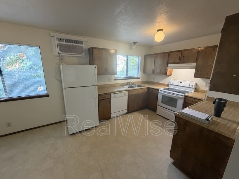Grants Pass Condo: 832 NE D St