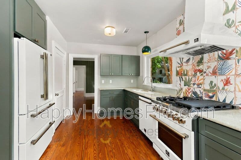 Summerville House: 917 South Main Street