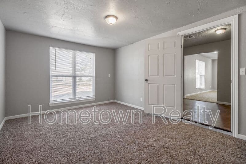 Edmond House: 208 W 5th Street