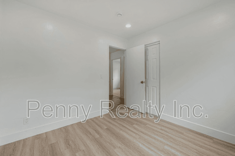 San Diego House: 6046 Reo Pl
