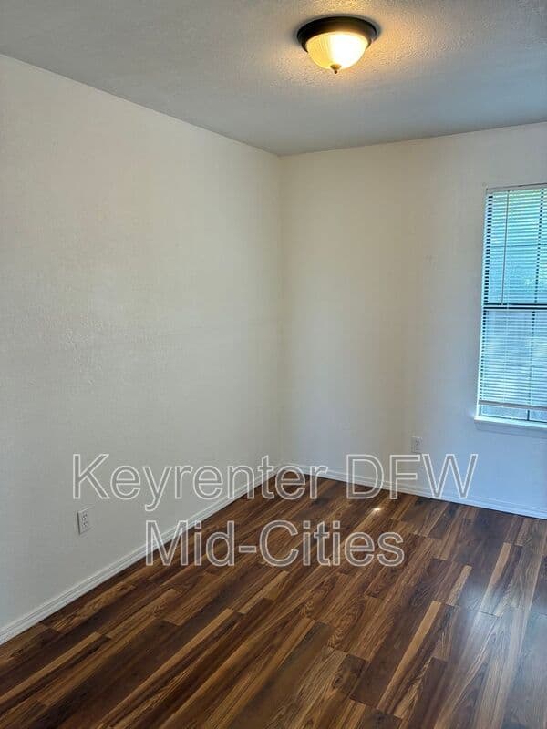 Fort Worth House: 13320 White Settlement Road