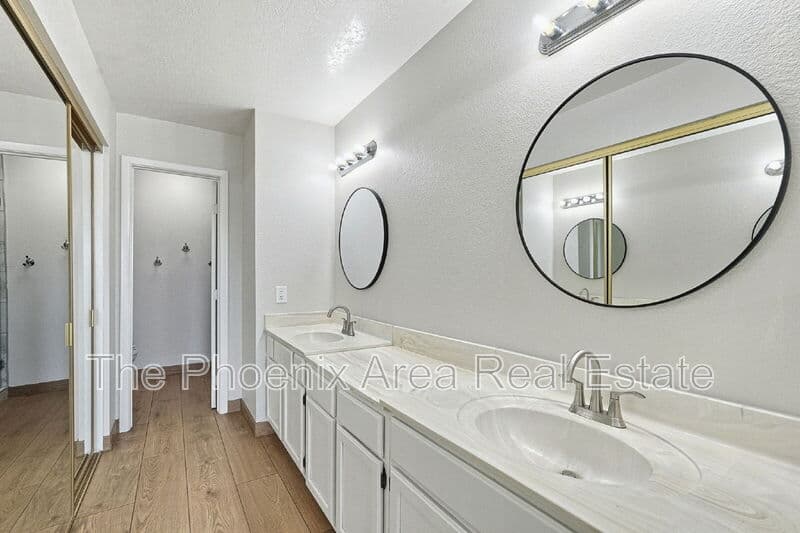 Chandler House: 1115 W Estrella Dr