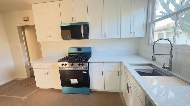 Glendora House: 427 E Haltern Ave