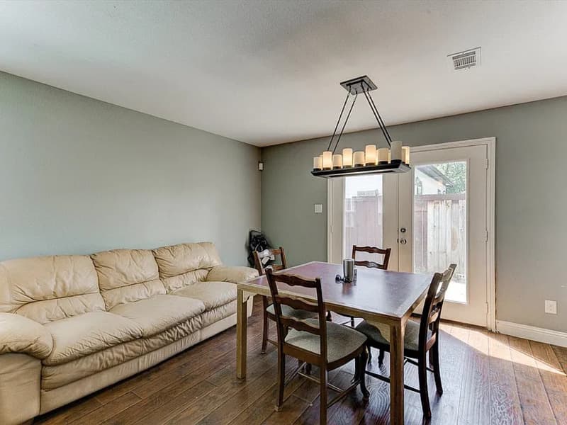 Fort Worth House: 2313 West Devitt Street