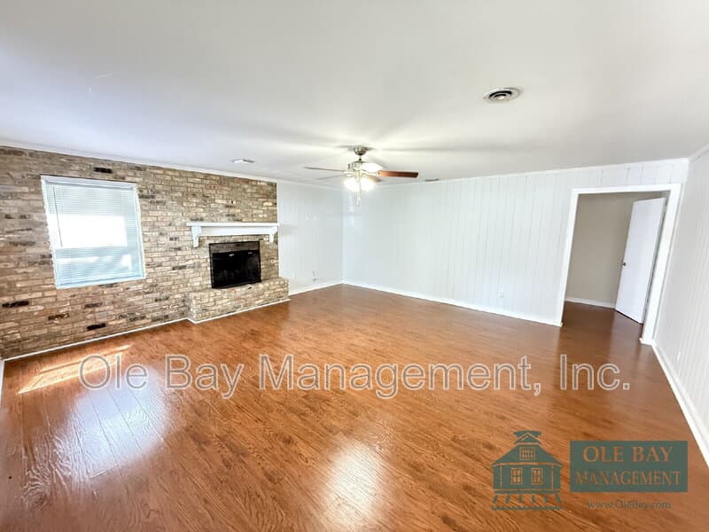 Mobile House: 4650 Rosewood Dr