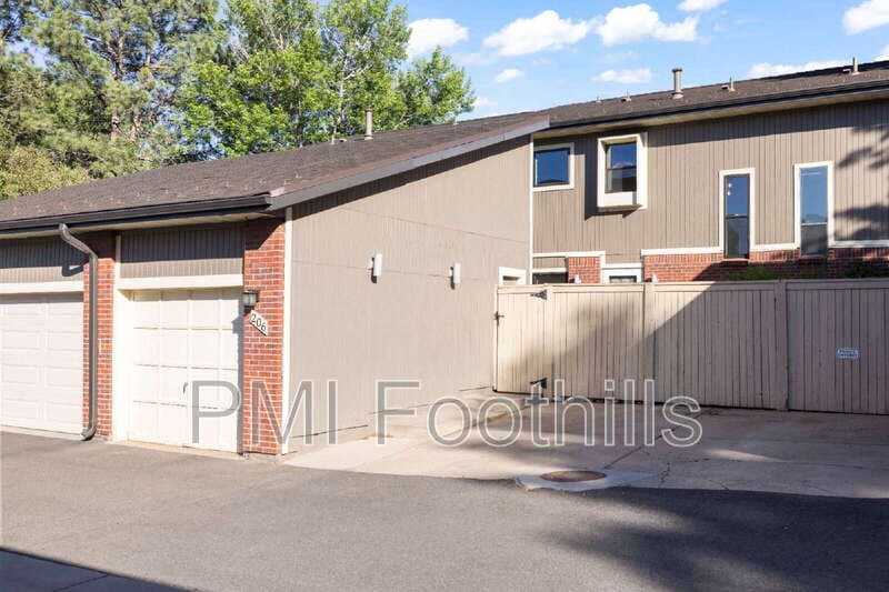 Golden Townhome: 206 South Holman Way