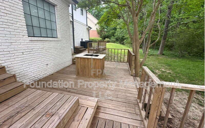 Memphis House: 8712 Carrollwood Lane
