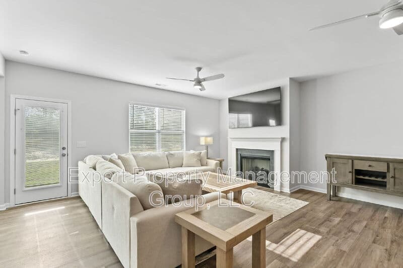 Four Oaks House: 482 Olivia Crossing Court