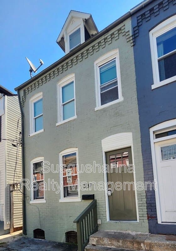 Lancaster House: 537 Woodward Street