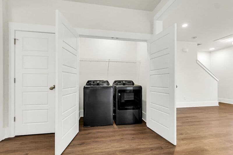 Summerville Townhome: 254 Symphony Ave