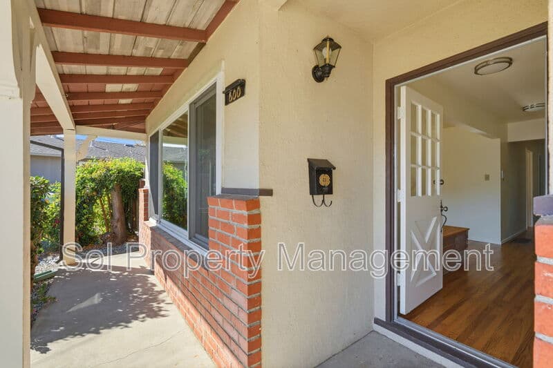 San Rafael House: 600 Tarragon Drive