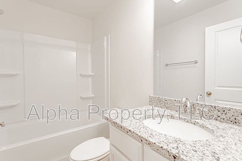 Duncan House: 25 Apricot Ln