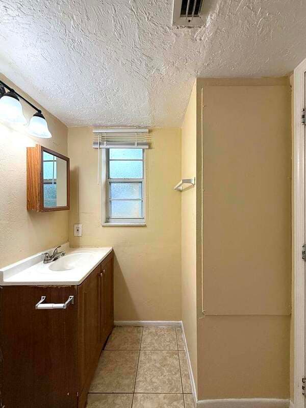 Fort Myers House: 2985 Saint Charles Street