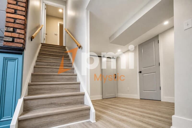 Mystic House: 90 Nantucket Dr