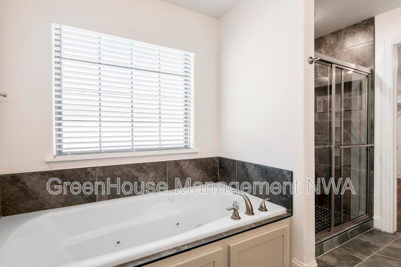 Siloam Springs House: 710 W Jillian Street