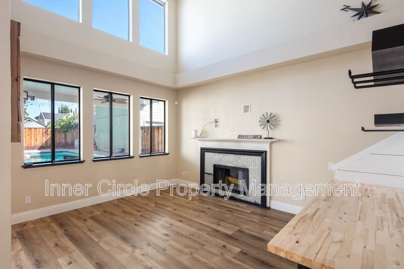 Brentwood House: 342 Chaucer Drive
