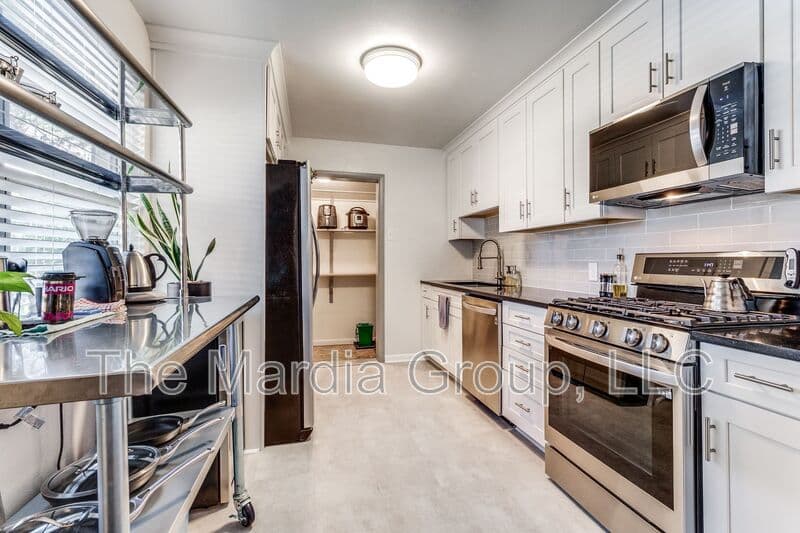 Dallas House: 10312 Sylvia Dr.