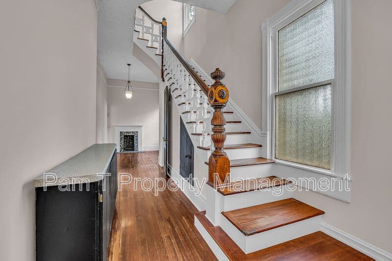 Savannah House: 201 W 37th St