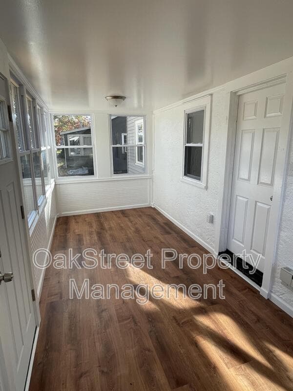 Deepwater House: 595 North Broadway