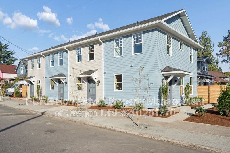 Portland Townhome: 2985 NE Emerson St