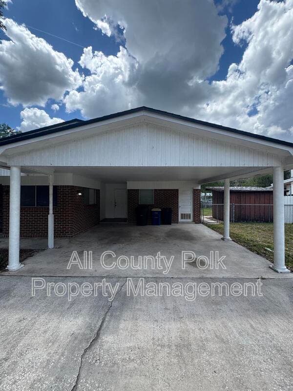 Bartow House: 2255 E Helen Cir