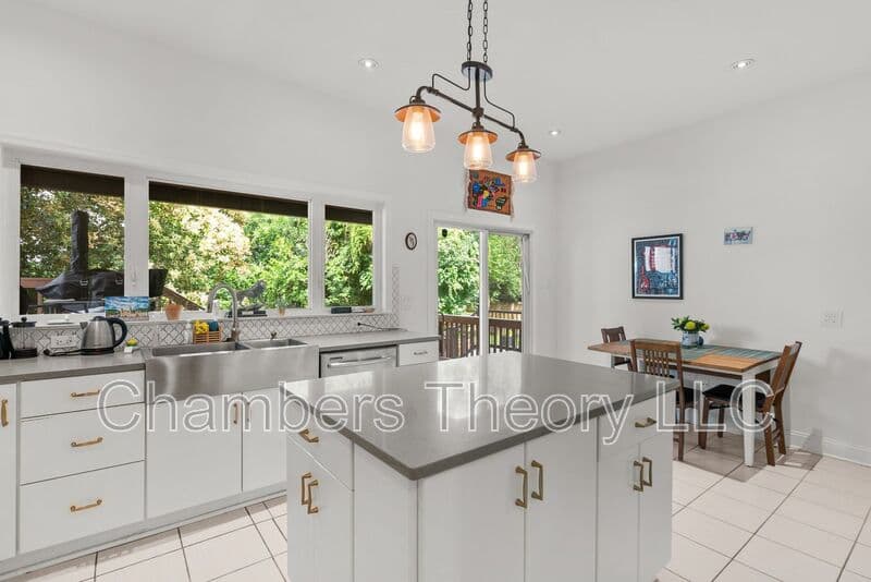 Washington House: 3532 Warder St NW