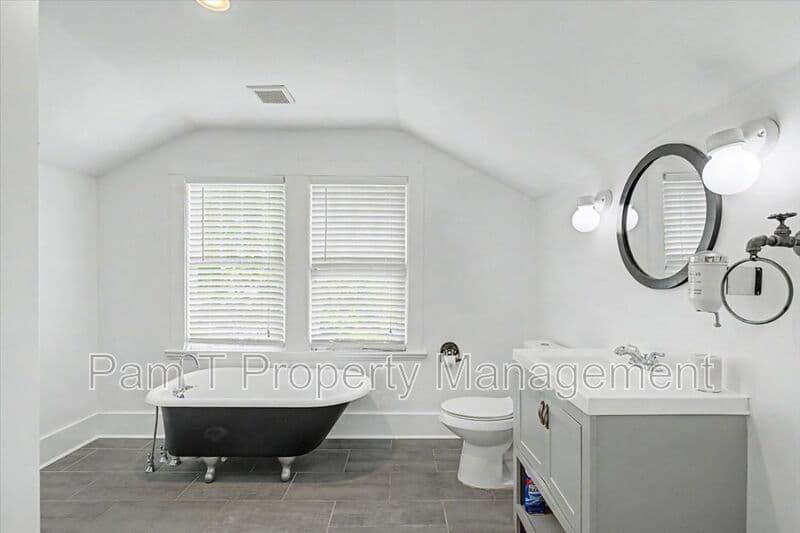 Savannah House: 1118 E Duffy St