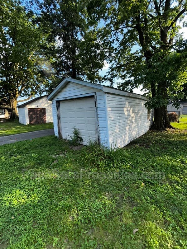 East Alton House: 136 Illinois St