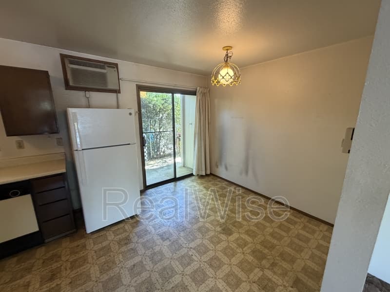 Grants Pass Condo: 832 NE D St