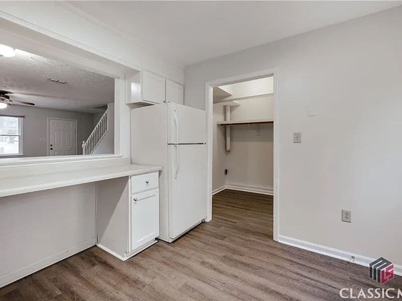 Athens House: 209 Highland Park Dr