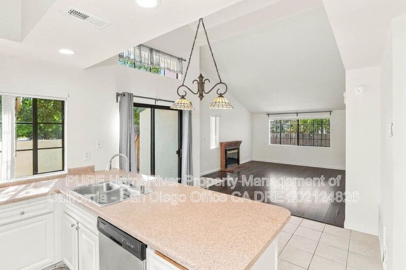 Escondido House: 1007 Howard Ave