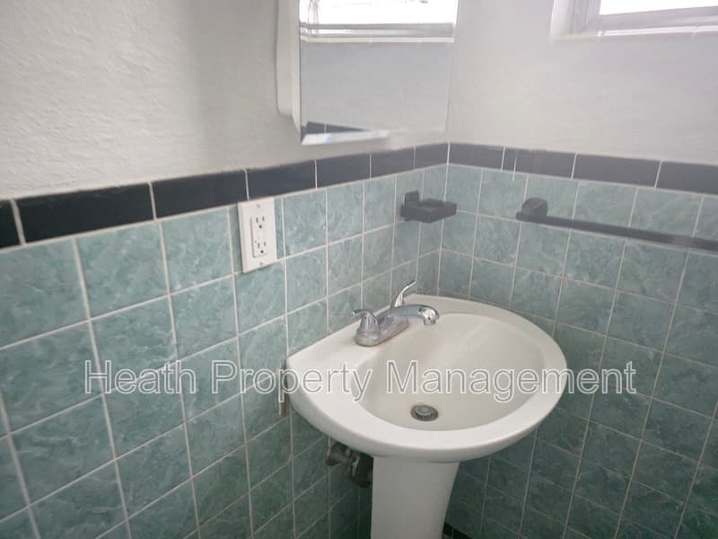 Largo House: 504 6th Ave NW