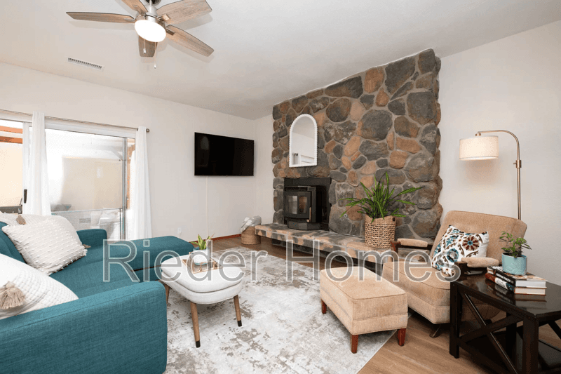 Oceanside House: 1606 Hackamore Rd