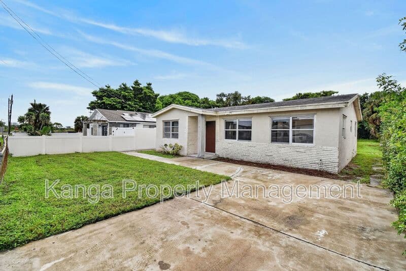 Riviera Beach House: 1037 W 28Th St