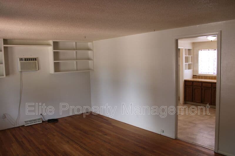 Pueblo House: 1514 Kickapoo Rd