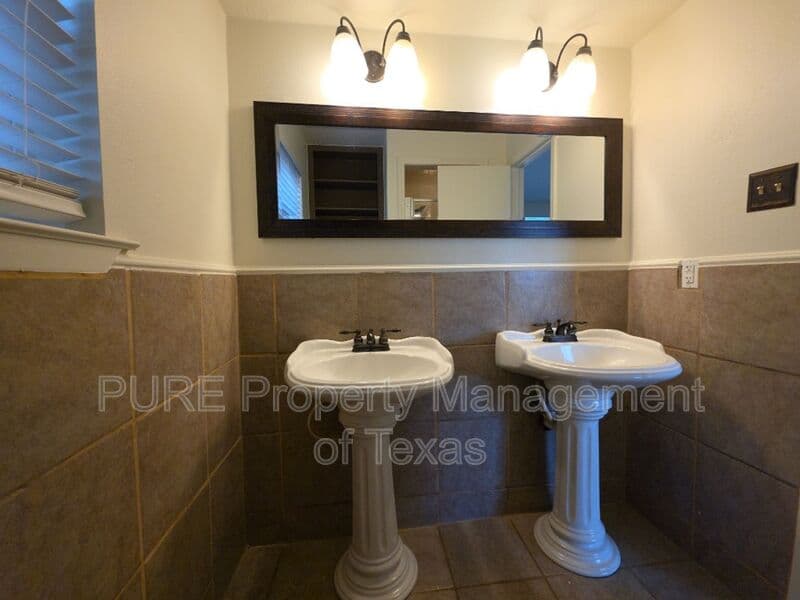 Elgin House: 304 McClendon Dr