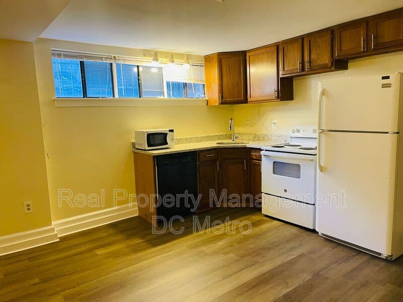 Washington Apartment: 815 Maryland Ave. NE
