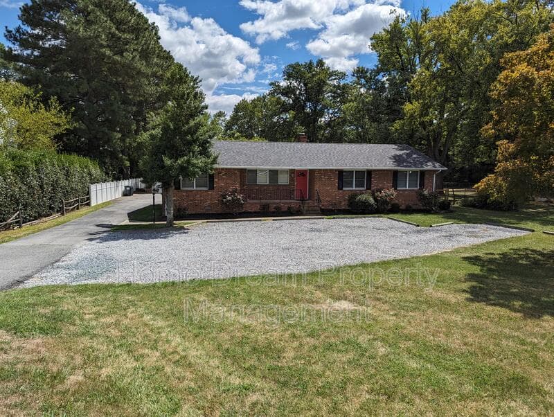 Fredericksburg House: 1401 Bragg Road A1