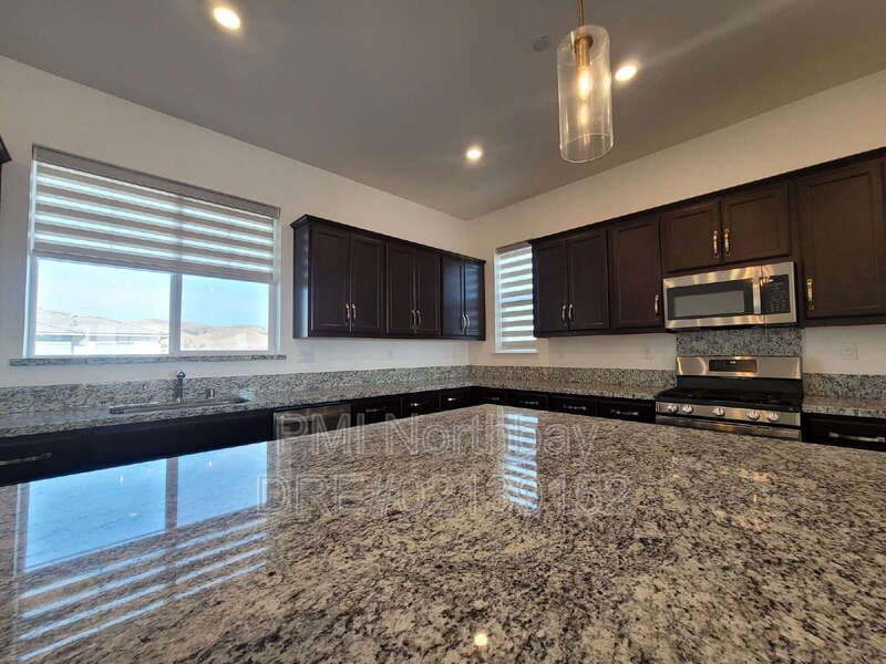 Fairfield House: 2466 Shore Vista